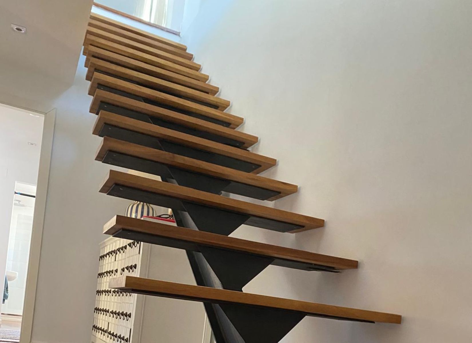Peldaños de madera vs materiales sintéticos